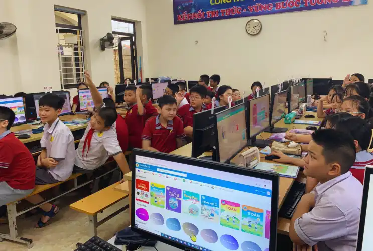 Ứng dụng công nghệ vào dạy – học: Học sinh trường TH Nguyễn Công Trứ thích thú với Thư viện số DLib K12