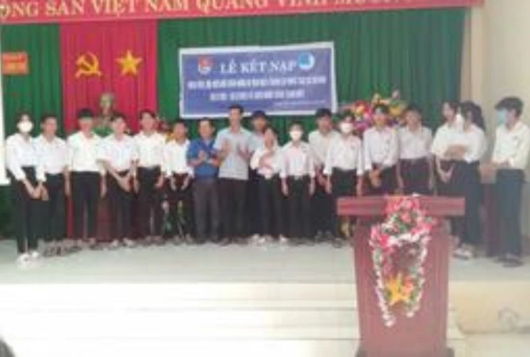 Tham gia Hội thi Thanh niên tìm hiểu về công tác chuyển đổi số và kết nạp Đoàn viên mới cho học sinh lớp 9