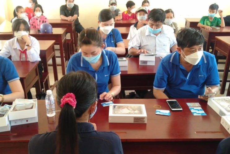 Tiếp nhận và trao thiết bị hỗ trợ học trực tuyến cho học sinh