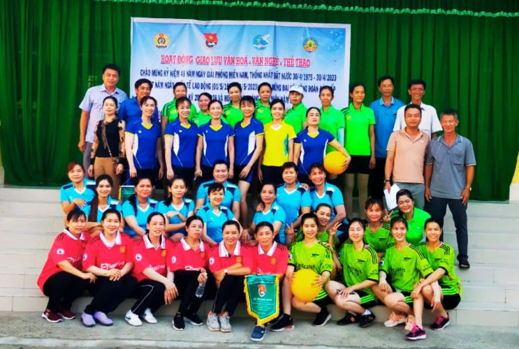 Trường Tiểu học Lương Nghĩa 3 đang cai tổ chức đánh bóng chuyền hơi nữ trong xã Lương Nghĩa
