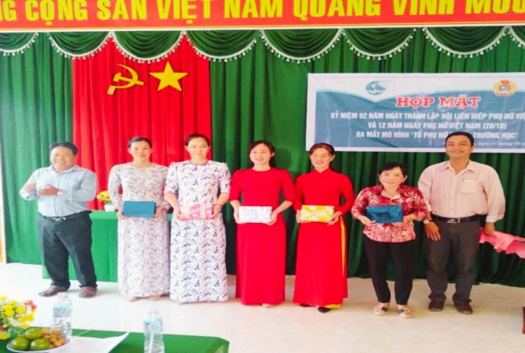 Họp mặt mặt kỷ niệm ngày thành lập Hội LHPN Việt Nam, ngày 20/10 và ra mắt mô hình “Tổ Phụ nữ trong trường học”