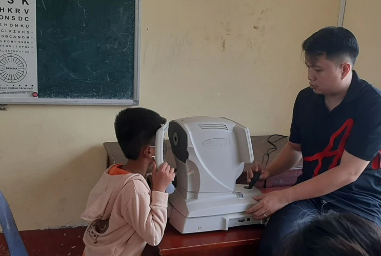 Khám mắt và cấp kính miễn phí cho các em học sinh Trường Tiểu học Vĩnh Thuận Đông 3