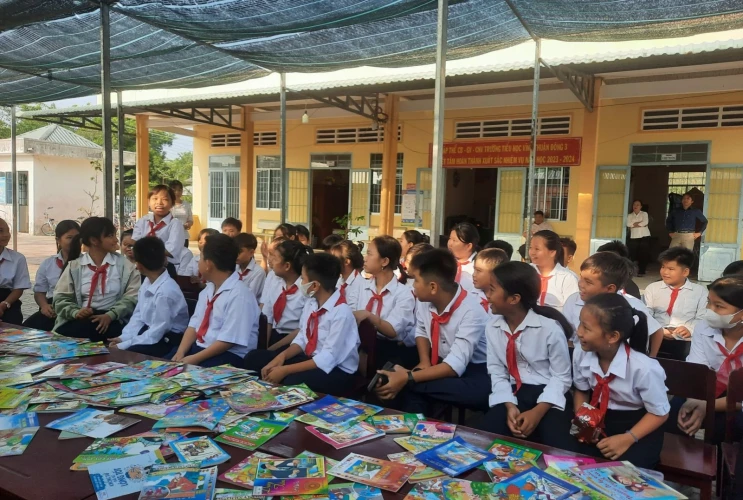 Triển lãm sách lưu động tại sân Trường Tiểu học Vĩnh Thuận Đông 3