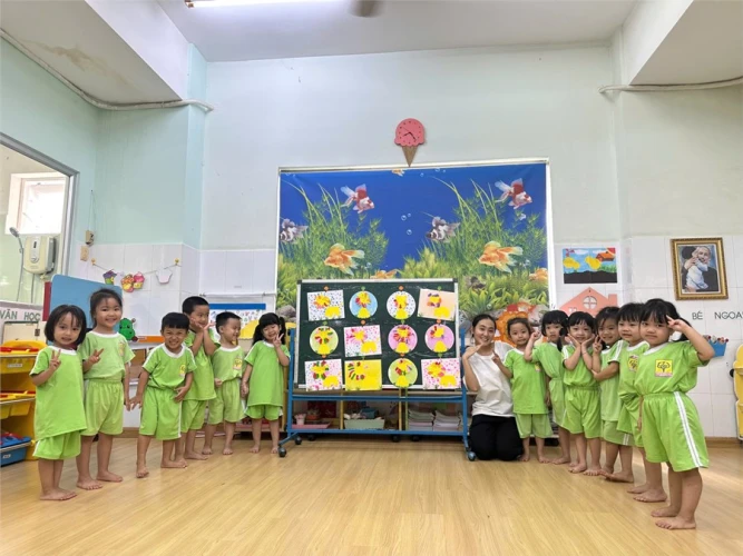 Các bé lớp Bambi 2 cùng nhau học tạo hình "Con Sư Tử"
