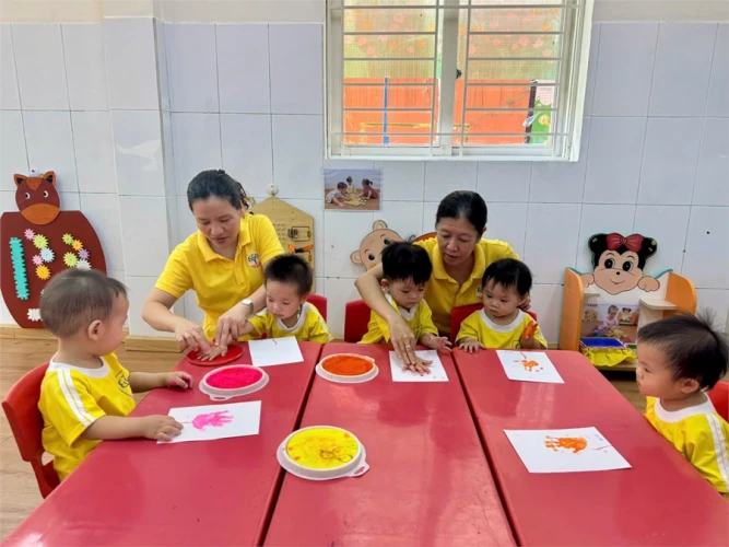Các bé lớp 13-24 tháng cùng cô làm thiệp mừng ngày Quốc tế Phụ nữ 8/3
