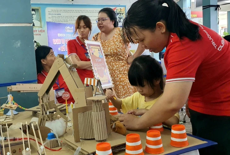 Bất ngờ với đồ dùng dạy học tự làm của giáo viên mầm non