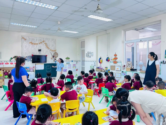 Phụ huynh hào hứng trải nghiệm “Một ngày làm cô giáo mầm non”