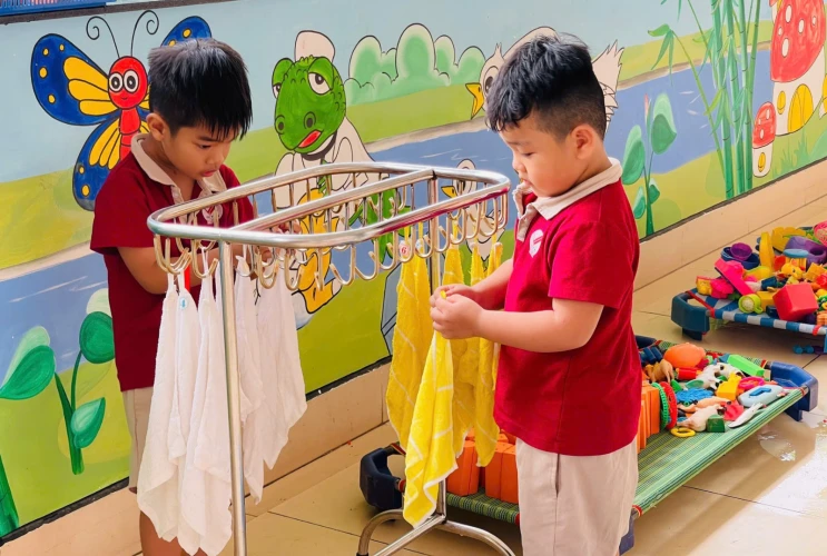 Dạy Trẻ Yêu Lao Động Qua Hoạt Động Vệ Sinh Lớp Học