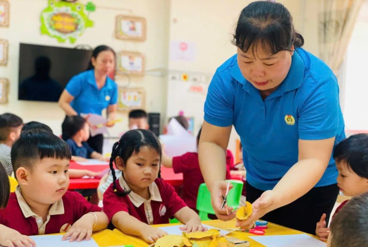 Hoạt Động Tạo Hình “Làm Thuyền Từ Lá Cây”