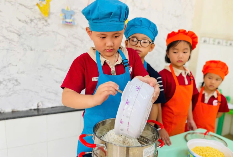 Hoạt Động “Bé Nấu Xôi Bắp”