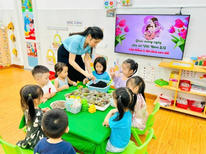 Mừng ngày 8/3 - Con yêu bà và mẹ