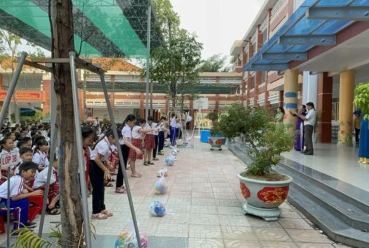 Chương trình “Thắp sáng ước mơ thiếu nhi Việt Nam” và ngày hội "Khui heo đất giúp bạn vượt khó"