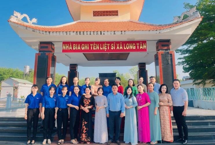 Dâng hương kỷ niệm 49 năm ngày giải phóng miền nam, thống nhất đất nước (30/4/1975-30/4/2024)