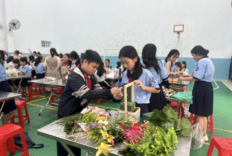 Hội thi Cắm hoa “Cây tri thức” của trường THCS Đoàn Thị Điểm