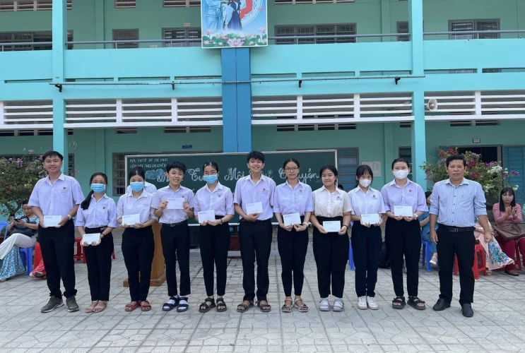 Chương trình kể chuyện sáng thứ 2 và trao quà cho học sinh đạt thành tích xuất sắc