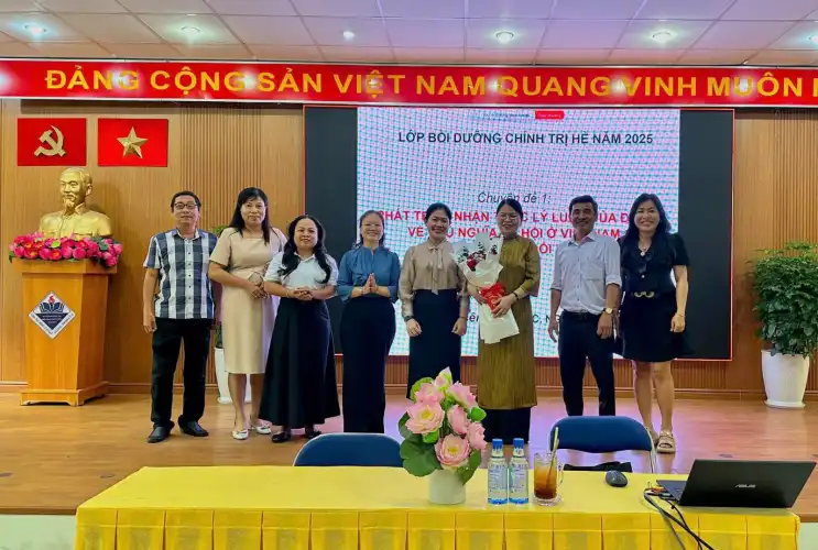 Trường THCS Lương Định Của Tổ Chức Lớp Bồi Dưỡng Chính Trị Hè 2025
