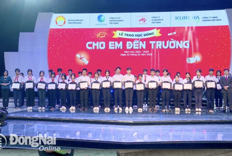 Trao tặng 400 suất học bổng Cho em đến trường