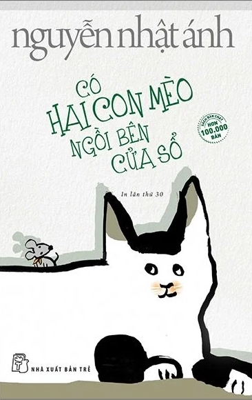 Có hai con mèo ngồi bên cửa sổ
