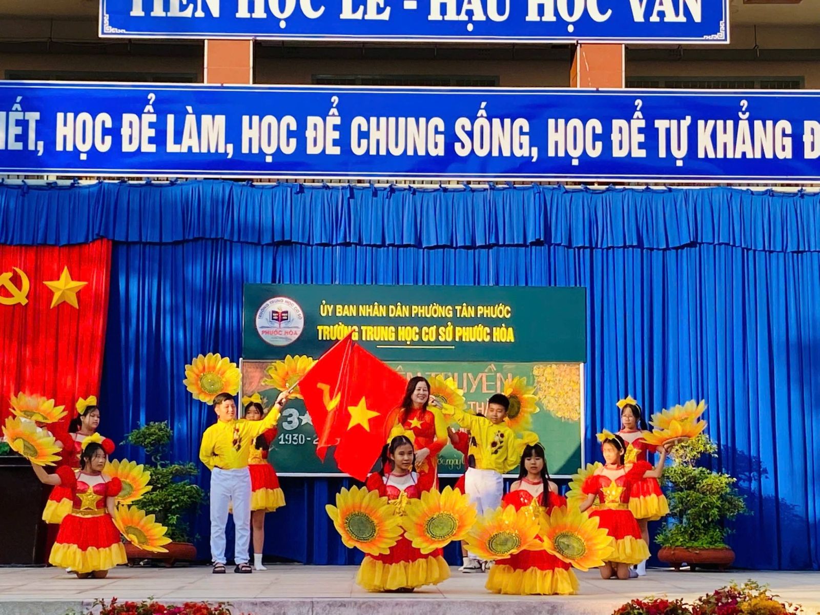 Tiết mục văn nghệ mở đầu buổi sinh hoạt dưới cờ tại Trường THCS Phước Hòa.