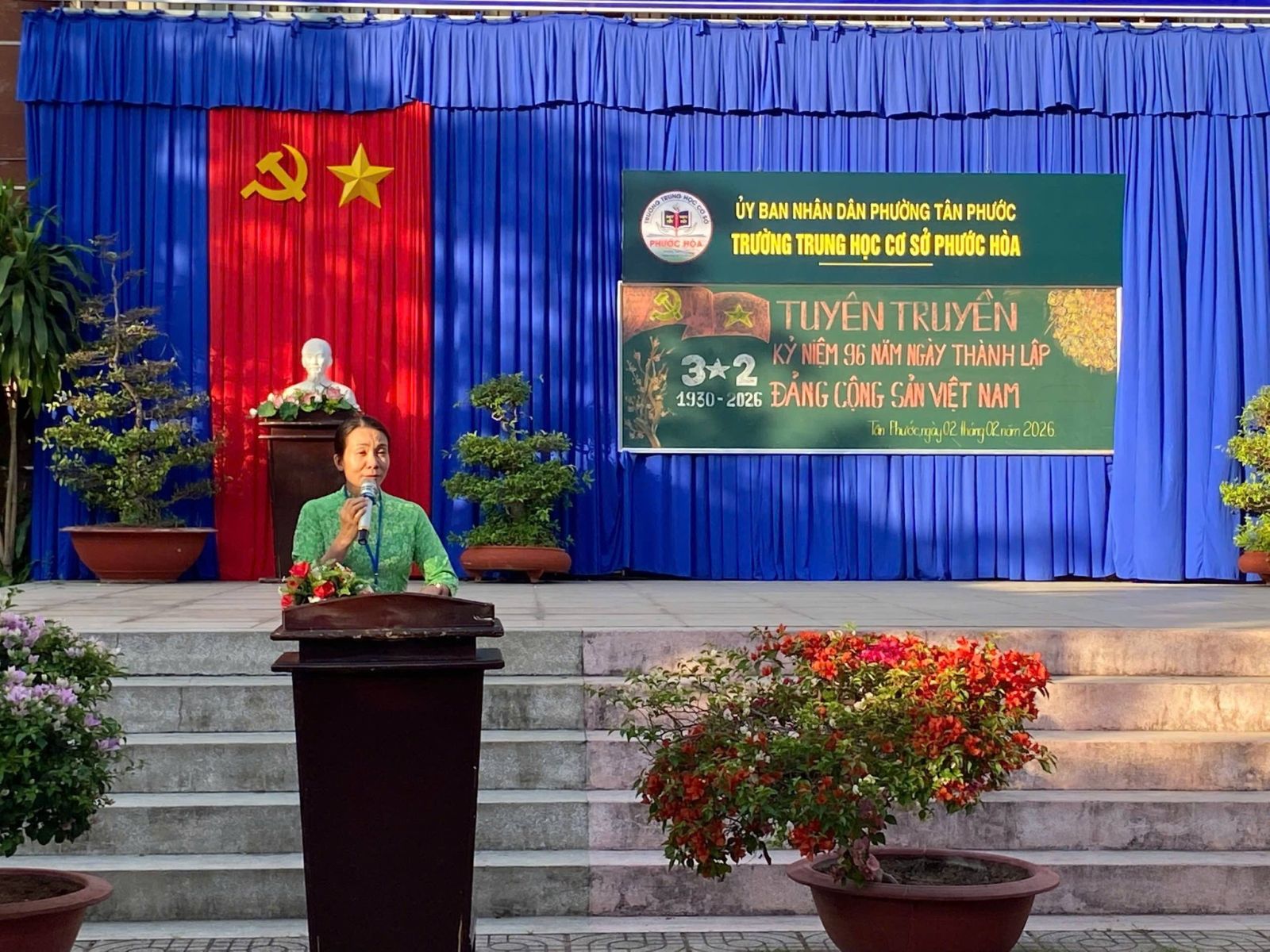 Cô Nguyễn Thị Hạnh Dung tuyên truyền về lịch sử vẻ vang của Đảng Cộng sản Việt Nam.