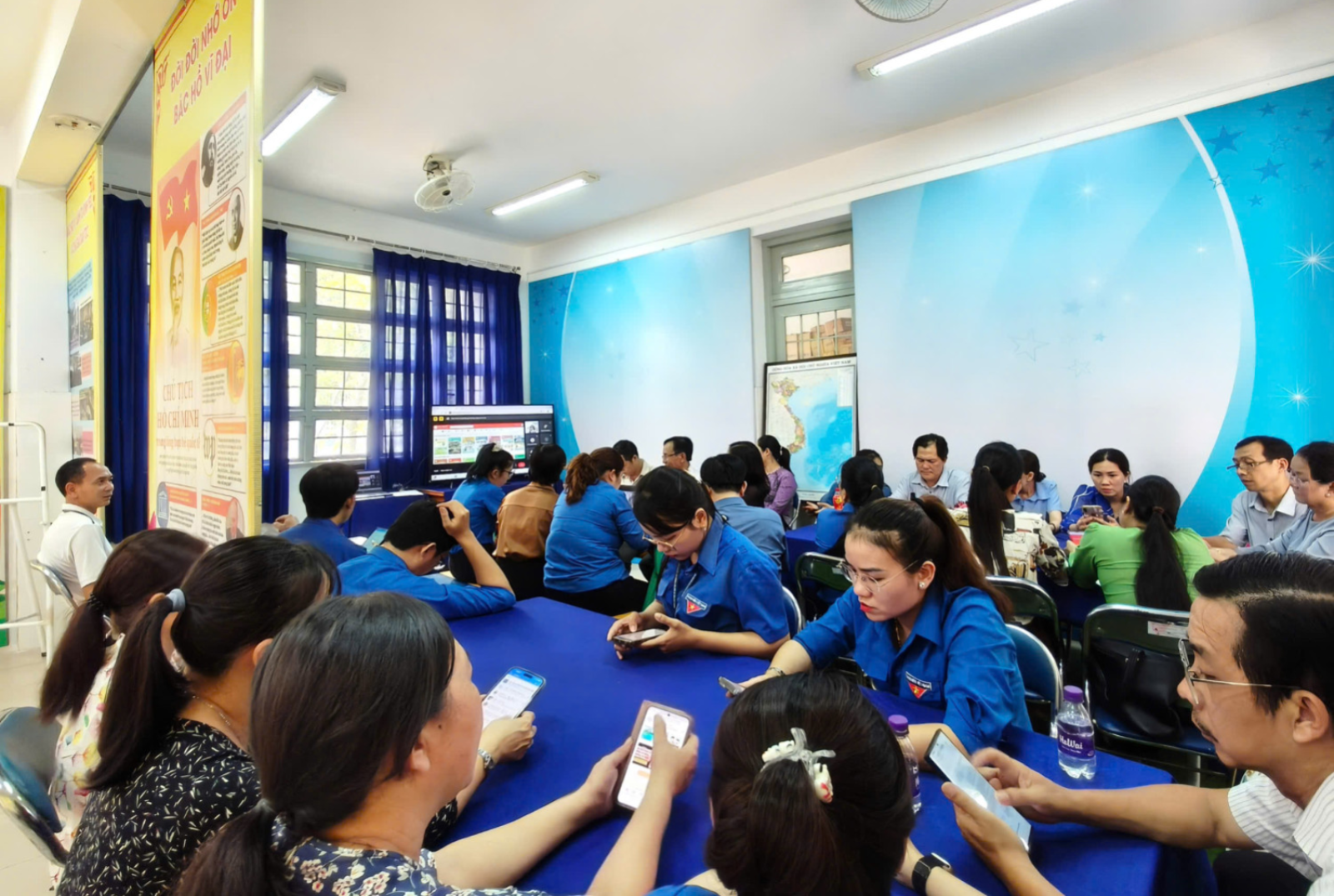 Giáo viên hào hứng sử dụng điện thoại để khai thác Thư viện số