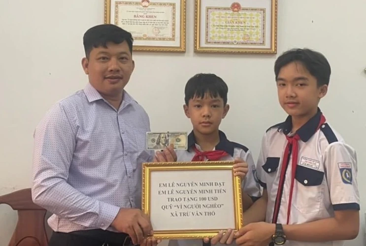 Học sinh ủng hộ Quỹ “Vì người nghèo”