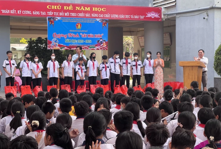 Trao tặng quà cho học sinh có hoàn cảnh khó khăn