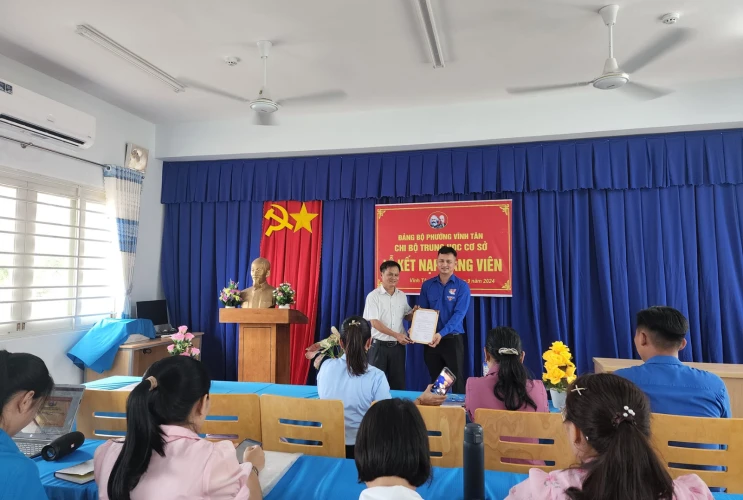Lễ Kết Nạp Đảng Viên Mới