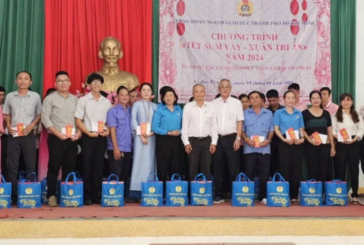 Trao quà tết 239 cán bộ, nhà giáo huyện Cần Giờ