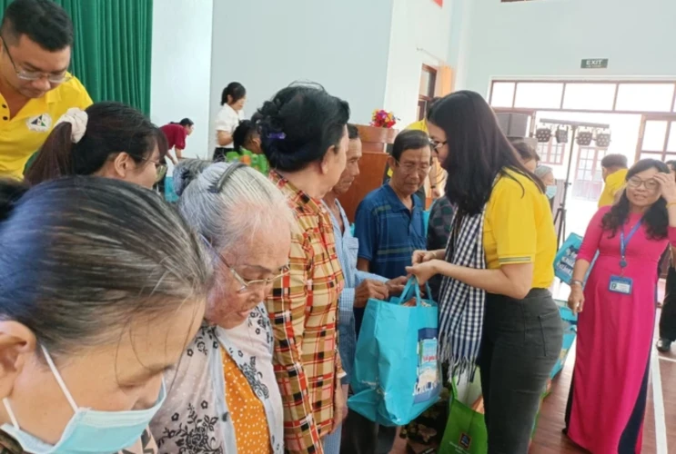 Trao tặng 100 triệu đồng cho Trường THCS-THPT Thạnh An