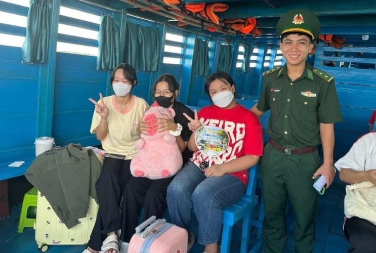 Thí sinh xã đảo duy nhất ở TP.HCM vượt biển vào đất liền thi tốt nghiệp