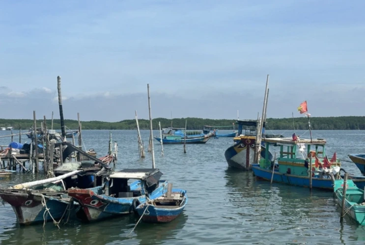 Học trò xã đảo Thạnh An mong chờ chuyến tàu cấp cứu đường thủy