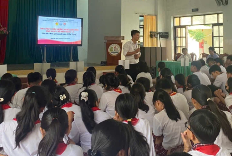 Sinh hoạt chủ điểm tháng 10: Noi gương anh hùng Lý Tự Trọng