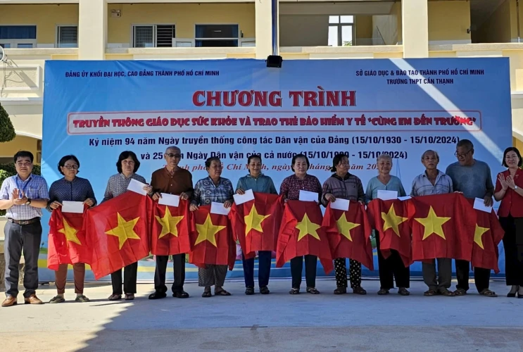 Đảng ủy Khối Đại học, Cao đẳng TP.HCM tặng cờ Tổ quốc và thẻ BHYT cho học sinh huyện Cần Giờ