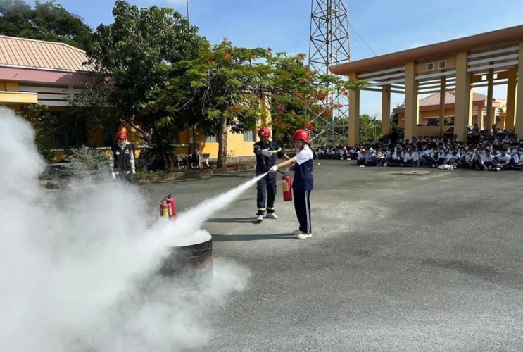 Trải nghiệm kỹ năng chữa cháy và cứu hộ tại THPT Cần Thạnh