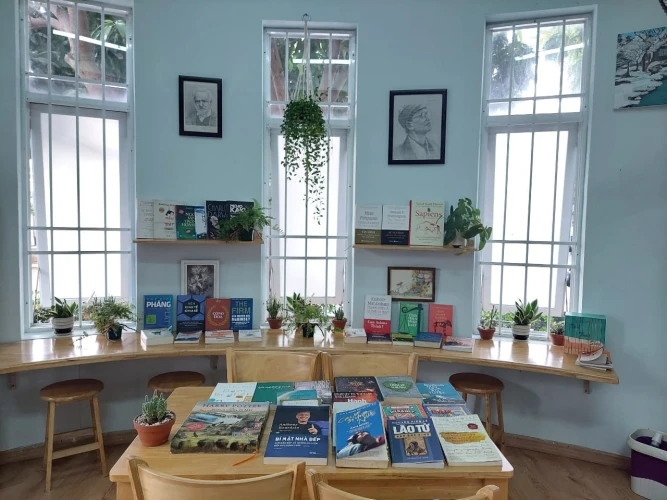 CỰU HỌC SINH TẶNG SÁCH Ý NGHĨA CHO TRƯỜNG