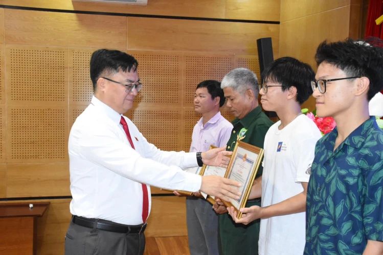 TẤM GƯƠNG BẢO VỆ MÔI TRƯỜNG