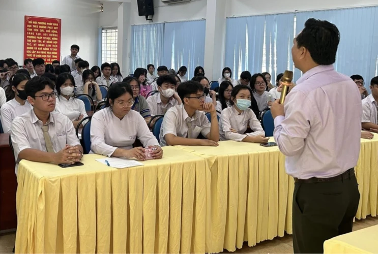 Hội nghị "Đối thoại giữa ấp Ủy, Ban lãnh đạo nhà trường với Đoàn viên và học sinh"