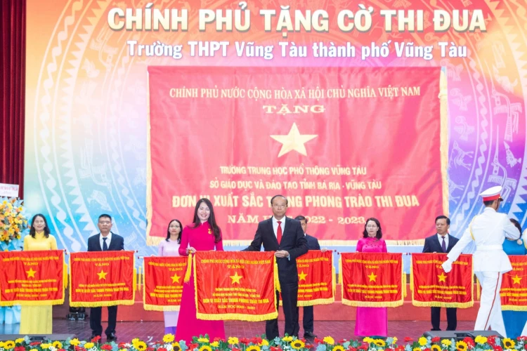 TRƯỜNG THPT VŨNG TÀU VINH DỰ NHẬN CỜ THI ĐUA CỦA CHÍNH PHỦ VÀ CÔ NGUYỄN THỊ HUẾ - HIỆU TRƯỞNG NHÀ TRƯỜNG VINH DỰ NHẬN DANH HIỆU “NHÀ GIÁO ƯU TÚ”
