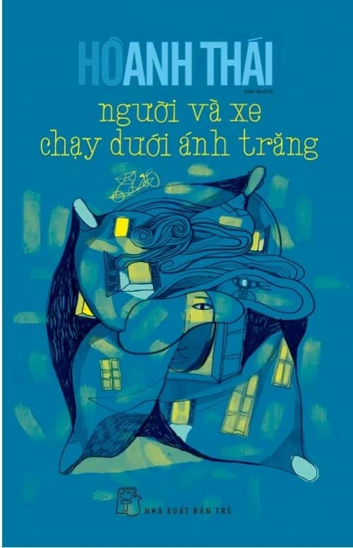 Người và xe chạy dưới ánh trăng