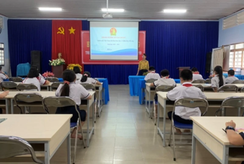 Hoạt động “Lớp em treo ảnh Bác Hồ”