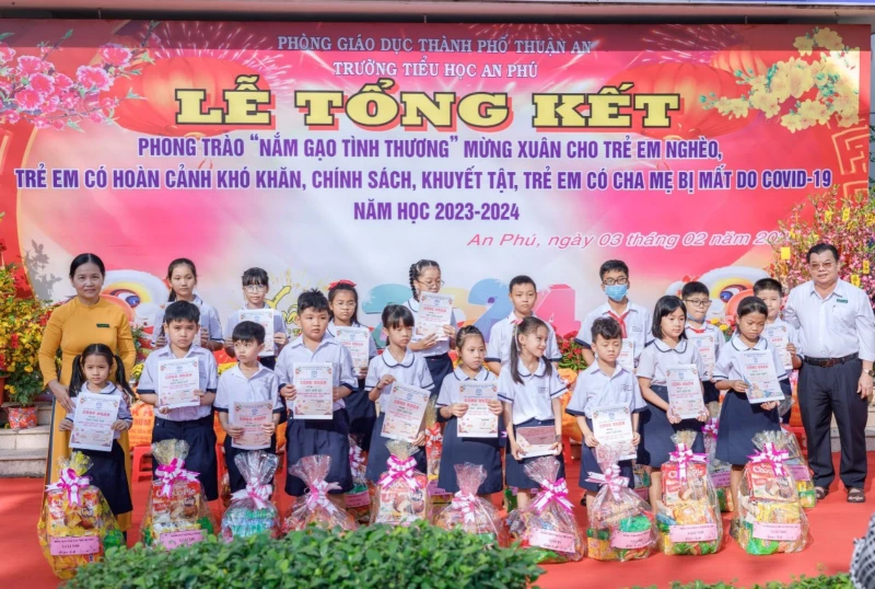 Chương trình "Nắm gạo tình thương" 2023 - 2024