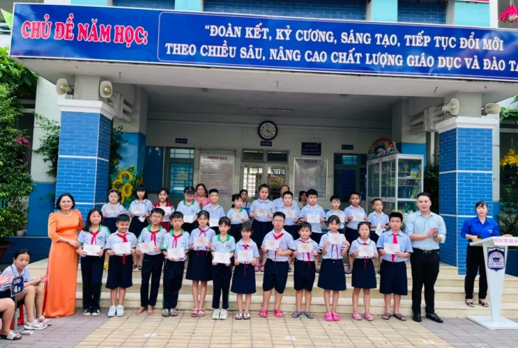 Lễ sinh hoạt dưới cờ và tuyên dương học sinh tiêu biểu tháng 03