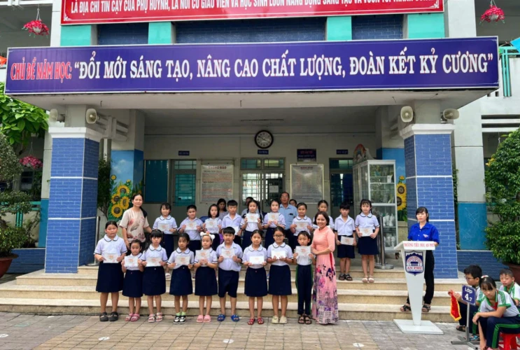 Tiết sinh hoạt dưới cờ và tuyên dương học sinh tiêu biểu tháng 09 của Liên đội trường Tiểu học An Phú
