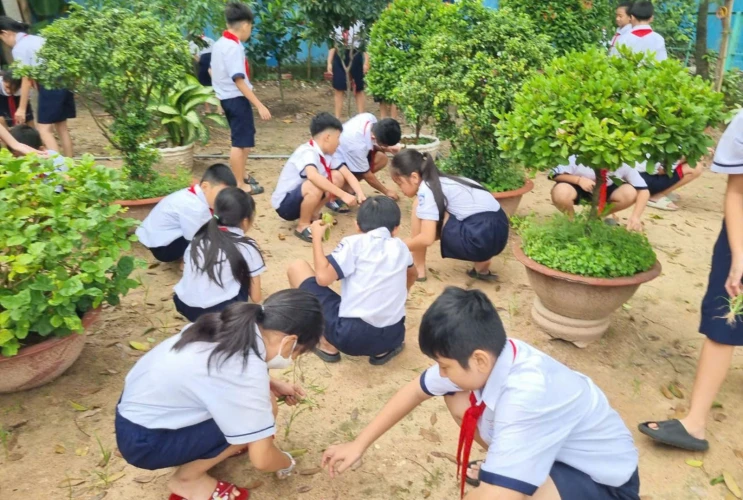 Liên đội trường Tiểu học An Phú: Em yêu môi trường xanh