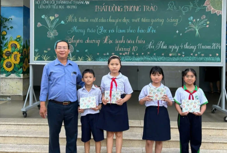 Phong trào Mỗi tuần một câu chuyện đẹp, một tấm gương sáng, Đọc và làm theo báo Đội và Trao giấy tuyên dương cho học sinh tiêu biểu tháng 10 năm học 2024 – 2025