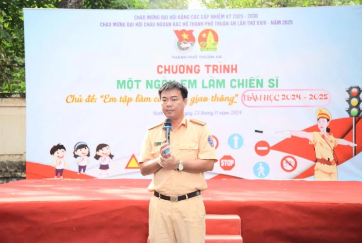 Chương trình"Một ngày em làm chiến sĩ", chủ đề "Em tập làm cảnh sát giao thông" năm học 2024-2025