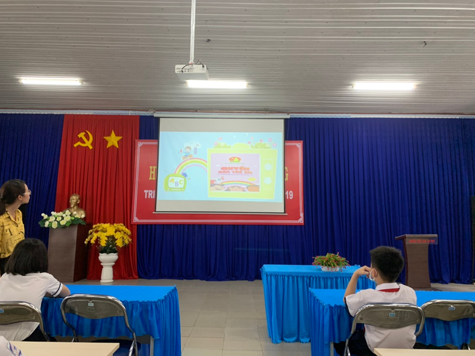 Các em học sinh tham gia buổi Tìm hiểu Luật Trẻ Em