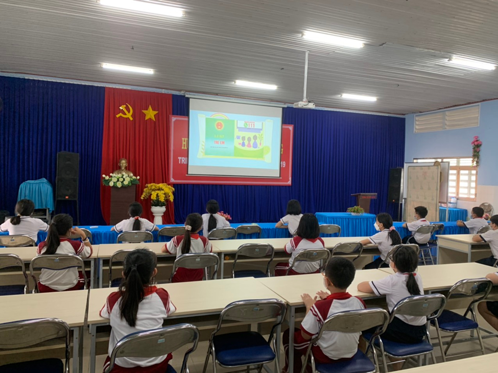 Các em học sinh tham gia buổi Tìm hiểu Luật Trẻ Em