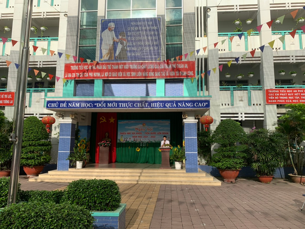 Thầy Nguyễn Công Quang – Bí thư chi đoàn lên ôn lại truyền thống ngày 26/3